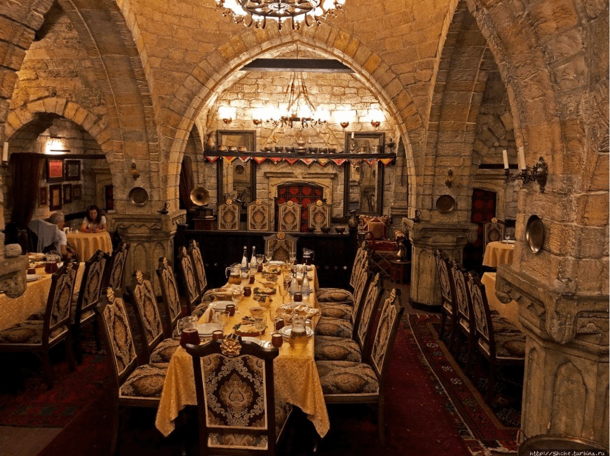 חדר האוכל המקומר במסעדת שירוואנשאה